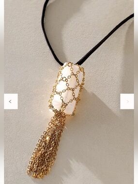 56Z.NWT $66 Keepsake Pendant Semiprecious Stone Necklace Gold Tassel Pendant